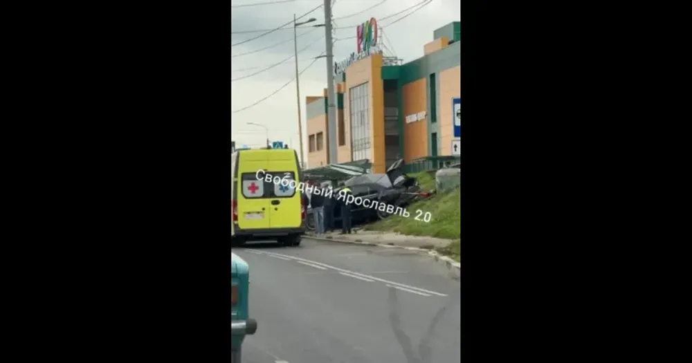 Разбитый автомобиль и покореженная остановка на Тутаевском шоссе у ТЦ РИО в Ярославле