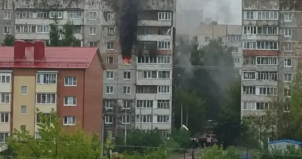 Квартира горит на шестом этаже дома №16 по улице Яковлевской в Ярославле, виден густой дым из окна и балкона.