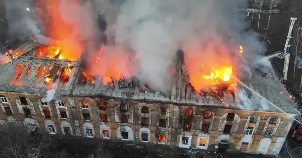 Сгоревший трехэтажный дом на улице Стачек в Ярославле после пожара