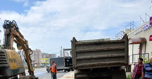 Разрытый асфальт и строительная техника на улице Панина в Ярославле во время ремонта