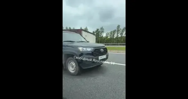 Место ДТП на трассе М-8 под Ростовом: поврежденный Renault Logan на обочине, рядом машины ДПС