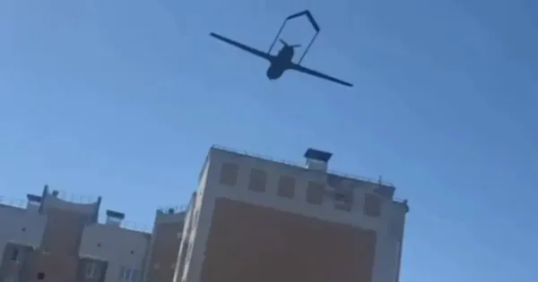 Автобус на улице Ярославля с измененным маршрутом из-за беспилотной опасности